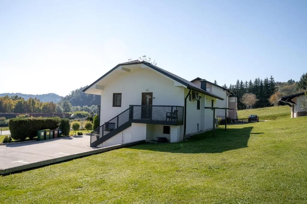 Apartmaji Sole – pogled na hišo z vrtne strani