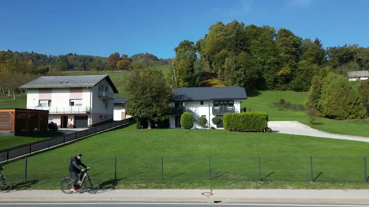 E-kolesa pred Apartmaji Sole